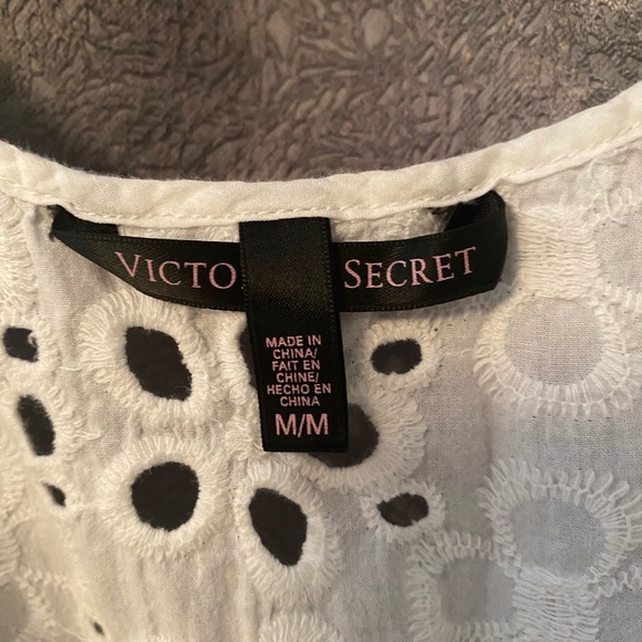 White tie with snaps. - Picture 2 of 3